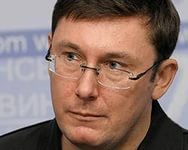 Луценко уверяет, что если бы власть не сократила расходы на работающих пенсионеров, доллар стоил бы уже 150 гривен